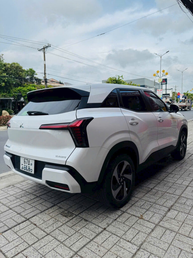 Đuôi xe Mitsubishi Xforce Ultimate 2024 với logo ULTIMATE và đèn hậu LED
