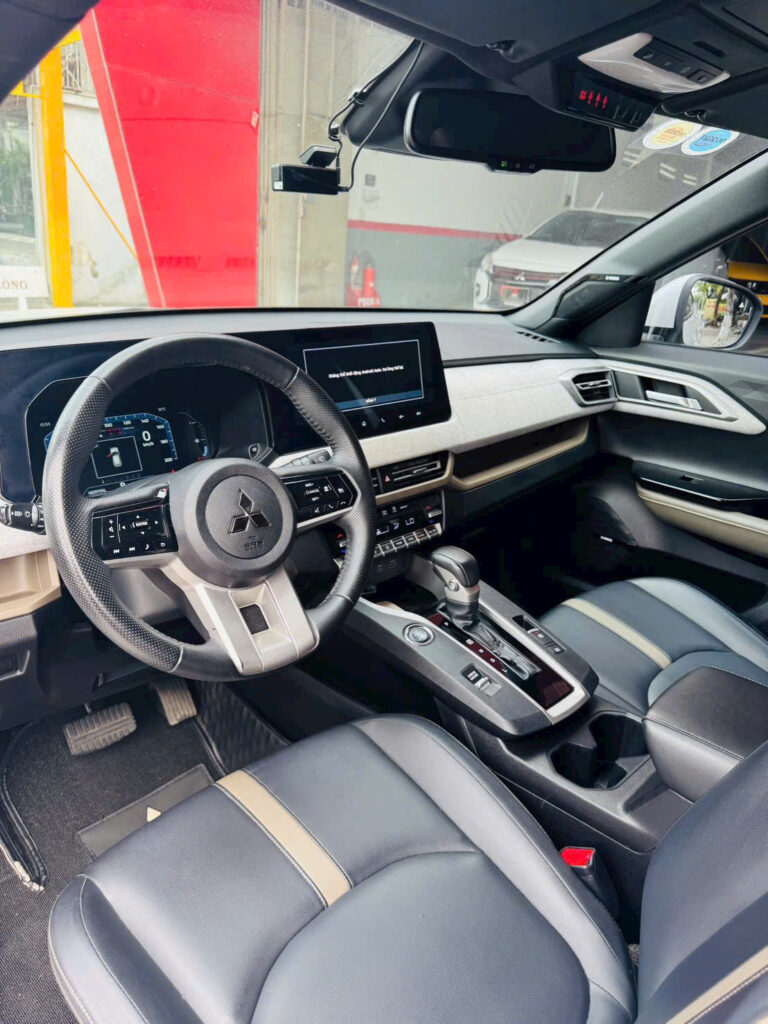 Khoang lái Mitsubishi Xforce Ultimate 2024 với màn hình giải trí và đồng hồ kỹ thuật số