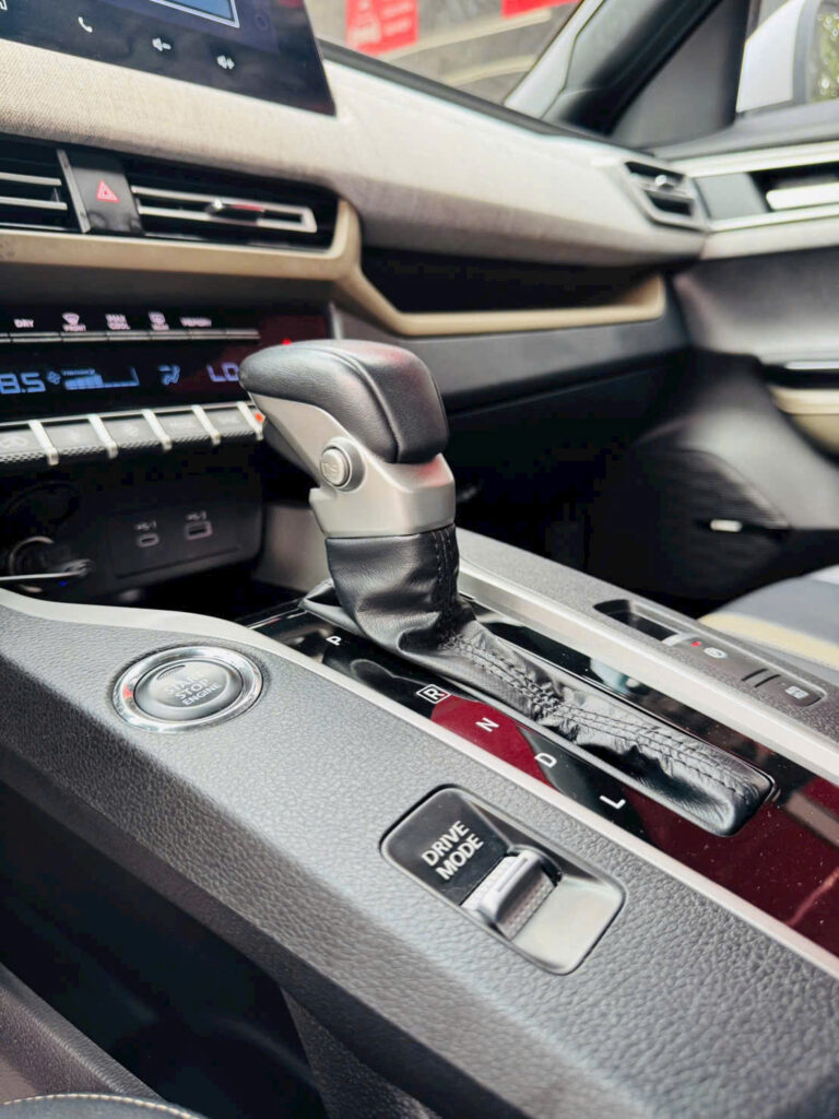 Cần số, nút khởi động và núm chọn chế độ lái Drive Mode trên Mitsubishi Xforce Ultimate
