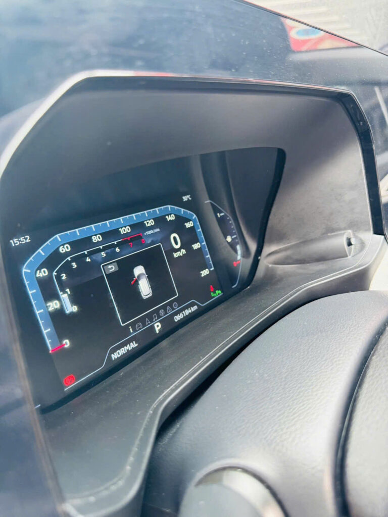 Đồng hồ công-tơ-mét Mitsubishi Xforce Ultimate hiển thị 66.184 km đã đi