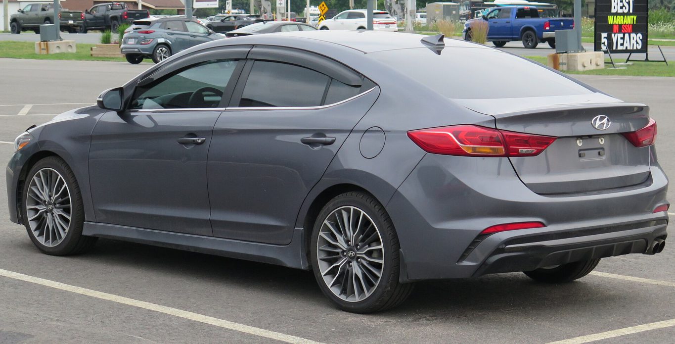 Hyundai Elantra — ảnh 9