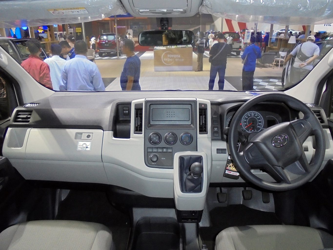 Toyota Granvia — ảnh 7