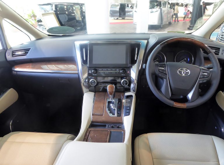Toyota Alphard tại Cần Thơ