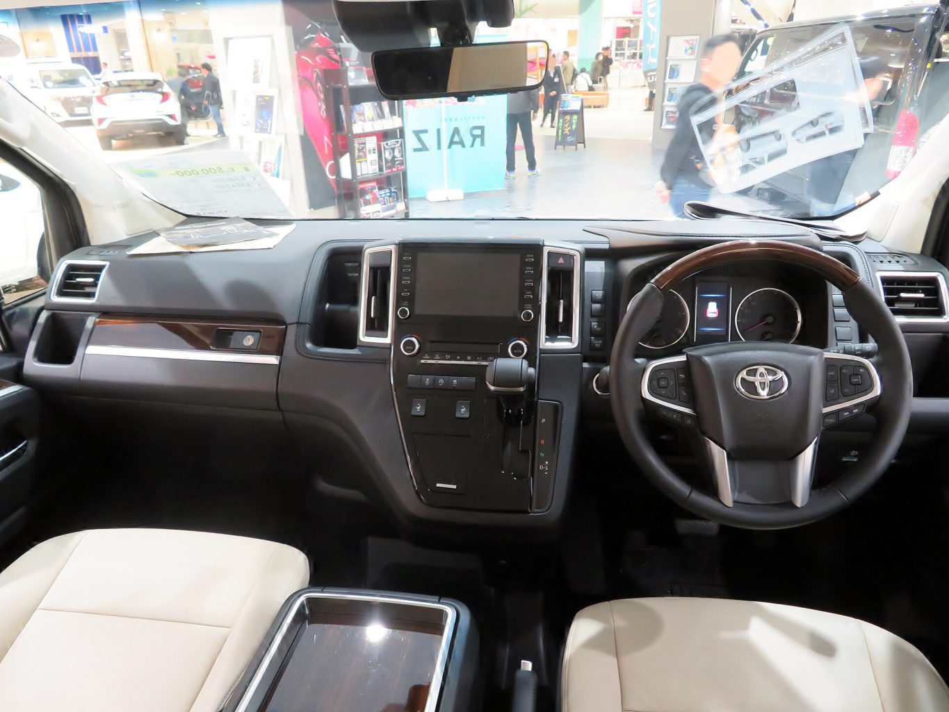 Toyota Hiace — ảnh 6