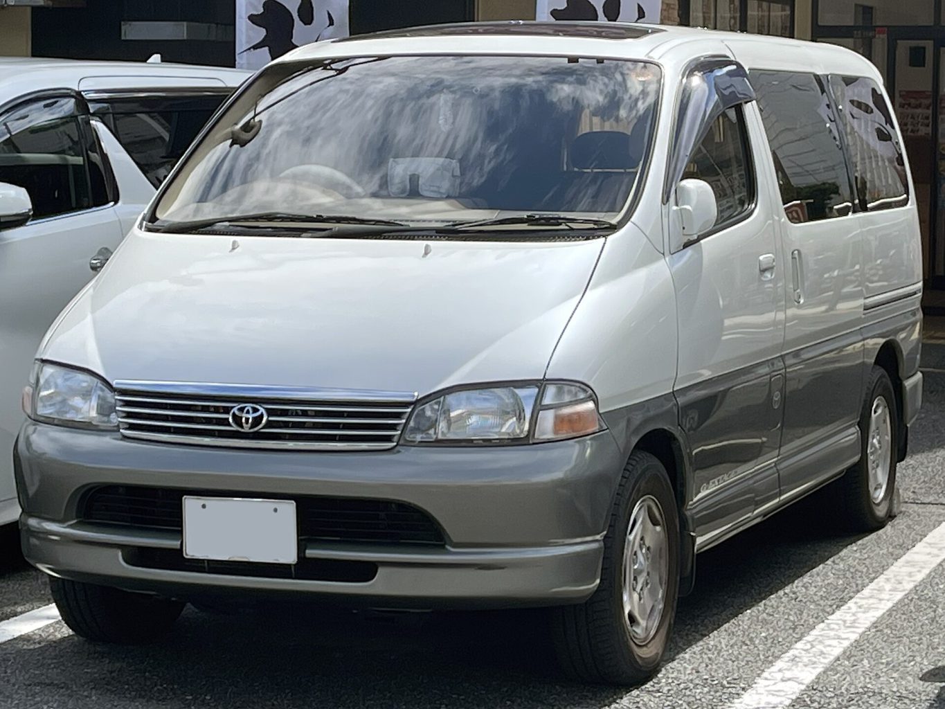 Toyota Granvia — ảnh 9