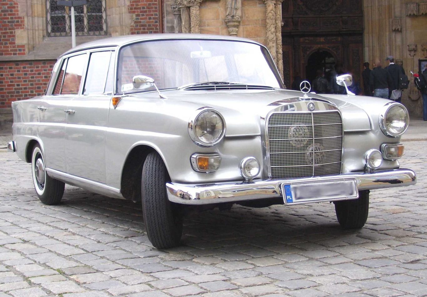 Mercedes-Benz E-Class — ảnh 8